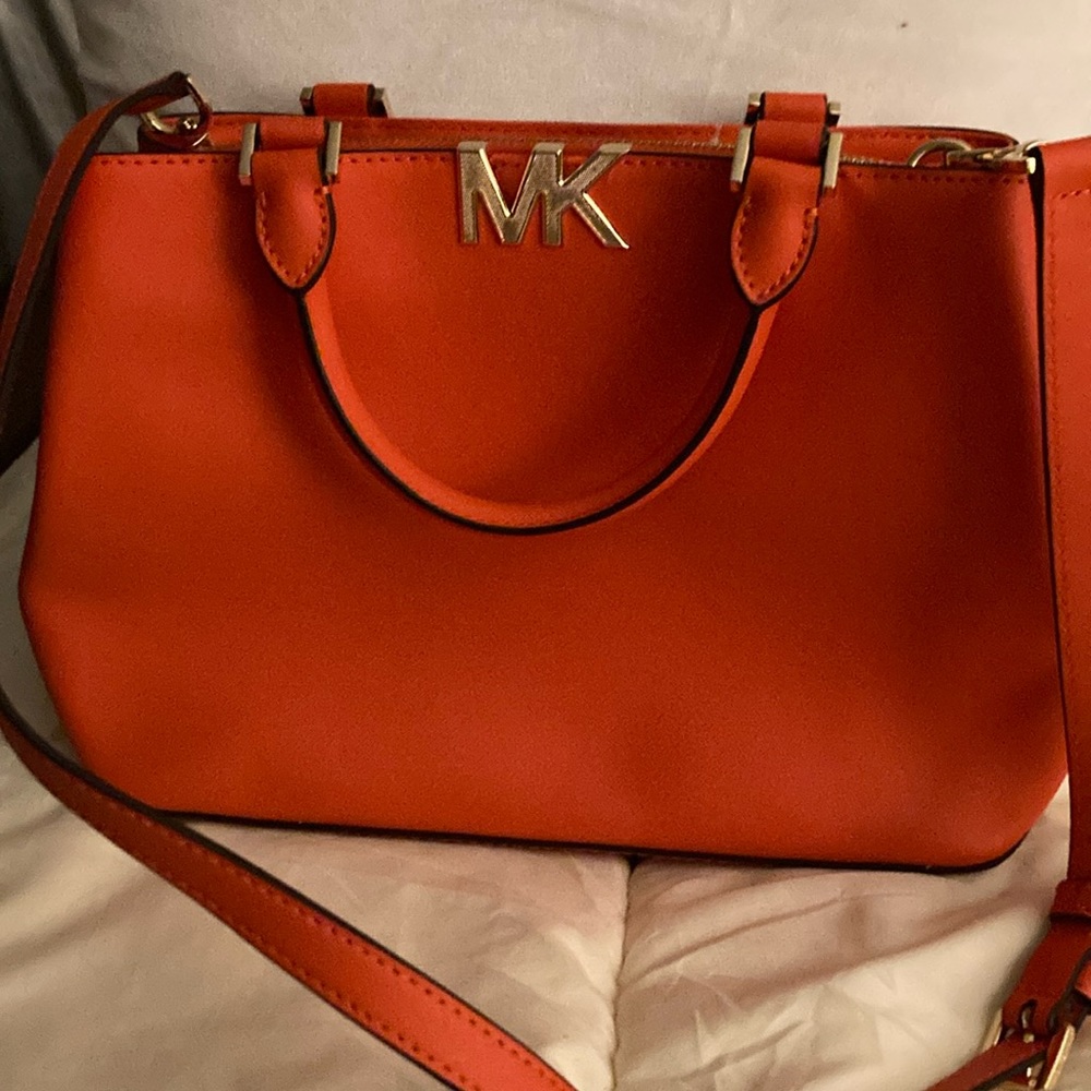 MK brand new with tags also comes with a dust bag